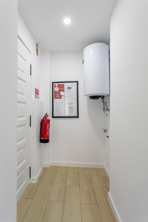House Black & White Apartment Lisbon Bagian luar foto